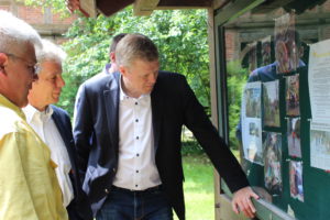 Der Generalsekretär der CDU in Niedersachsen, Ulf Thiele (rechts), ließ sich in Sonnenborstel von Hans Lüking (links) im Beisein des CDU-Kreisvorsitzenden Dr. Frank Schmädeke die Eigeninitiative zum Anschluss des Dorfes an das schnelle Internet erläutern.