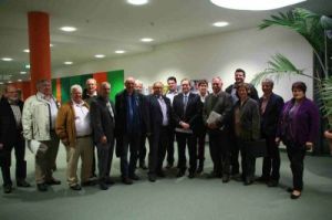 Ronald Gudath (siebenter von rechts) stellte CDU-Kreispolitikern das Nienburger Krankenhaus vor