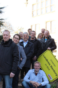 wischen den beiden Nienburger Gymnasien MDG und ASS (im Hintergrund) traf sich das CDU-Aktiv-Team Bildung/Soziales/Familie zum Foto, um anschließend über den Erhalt der Gymnasien im Kreis zu diskutieren.